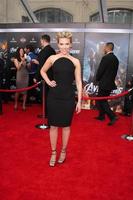 los angeles - apr 11 - scarlett johansson ankommer på de avengers premiär på el capitan teater på april 11, 2012 i los angeles, ca foto