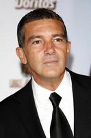 los angeles - sep 10 - antonio banderas anländer på de 2011 nclr alma utmärkelser hölls på santa monica medborgerlig hörsal på september 10, 2011 i santa monica, ca foto