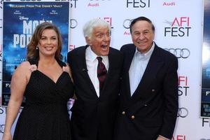 los angeles - nov 9 - arlene silver, kuk skåpbil fördämning, richard m. sherman på de afi fest mary poppins 50:e årsdag åminnelse undersökning på tcl kinesisk teater på november 9, 2013 i los angeles, ca foto