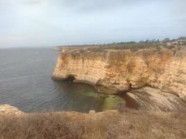 portugal algarve landskape blå hav och gul kanjon foto