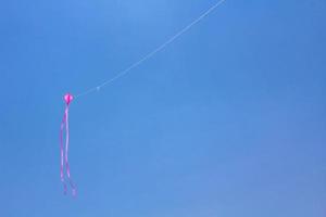 rosa drake flygande med blå himmel i Tyskland. foto