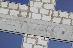 fragment av ett oavslutat strukturera av en flera våningar byggnad tillverkad av stor betong tegelstenar foto