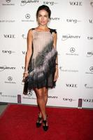 los angeles - jan 15 - camilla belle ankommer på de konst av elysium himmel gala 2011 på de kalifornien vetenskap Centrum utläggning parkera på januari 15, 2011 i los angeles, ca foto