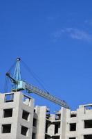 lång och tung konstruktion kran torn mot en blå himmel foto
