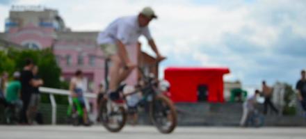 defocused bild av en massa av människor med bmx Cyklar. möte av fläktar av extrem sporter foto