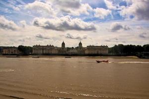 London i de Storbritannien i 2019. en se av greenwich tvärs över de flod thames foto