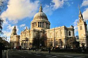 London i de Storbritannien i 2019. en se av st pauls katedral i London foto