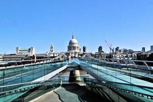 London i de Storbritannien i 2019. en se av st pauls katedral i London foto