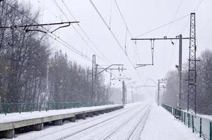 järnväg station i de vinter- snöstorm foto