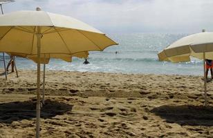 strand i barcelona, spanien, i de eftermiddag foto