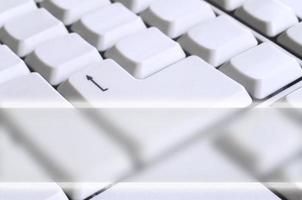 närbild av de vit dator klassisk tangentbord med kopia Plats fält foto