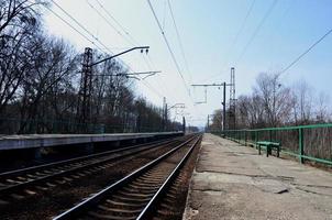 en järnväg station med plattformar för väntar för tåg foto