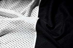vit sport Kläder tyg textur bakgrund. topp se av vit trasa textil- yta. ljus basketboll skjorta. text Plats foto