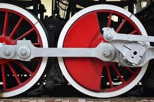 röd hjul av ånga tåg foto