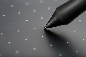 penna och grafisk läsplatta närbild på en grå textural bakgrund. grej för arbetssätt som en designer, konstnär och fotograf. foto