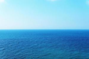 blå himmel över de hav med reflexion. fredlig hav av harmoni textur till de vatten. foto