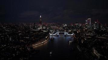 antenn se till de upplyst torn bro och horisont av london, Storbritannien foto