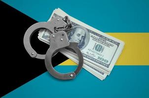 Bahamas flagga med handklovar och en bunt av dollar. valuta korruption i de Land. finansiell brott foto