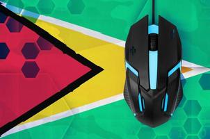 guyana flagga och dator mus. begrepp av Land representerar e-sport team foto