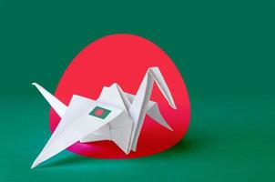 bangladesh flagga avbildad på papper origami kran vinge. handgjort konst begrepp foto