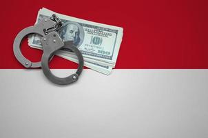 indonesien flagga med handklovar och en bunt av dollar. de begrepp av brytning de lag och tjuvar brott foto