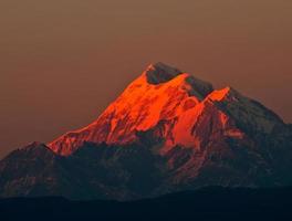 solnedgång över berget "trishul" foto