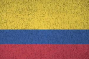 colombia flagga avbildad i ljus måla färger på gammal lättnad putsning vägg. texturerad baner på grov bakgrund foto