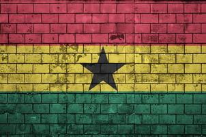 ghana flagga är målad till ett gammal tegel vägg foto