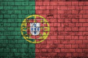 portugal flagga är målad till ett gammal tegel vägg foto