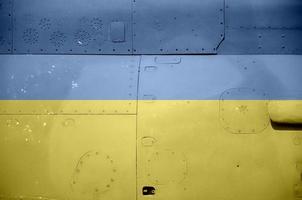 ukraina flagga avbildad på sida del av militär armerad helikopter närbild. armén krafter flygplan konceptuell bakgrund foto