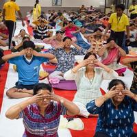 New Delhi, Indien, 19 juni 2022 - gruppyoga träningspass för människor i olika åldersgrupper i balajitemplet, vivek vihar, internationella yogadagen, stor grupp vuxna som deltar i yogaklass i templet foto