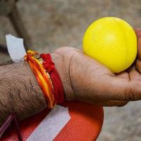 blodgivare på blodgivningsläger som hålls med en studsboll som håller i handen vid balaji-templet, vivek vihar, delhi, Indien, bild för världsdagen för blodgivare den 14 juni varje år, blodgivningsläger foto