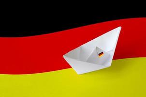 Tyskland flagga avbildad på papper origami fartyg närbild. handgjort konst begrepp foto