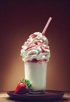 3d illustration av milkshakes. grädde, garnering, choklad, vanilj, frukter, banan, jordgubbe, småkakor, kex. annons, baner. festlig, vinter, höst, jul. foto