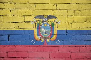 ecuador flagga är målad till ett gammal tegel vägg foto