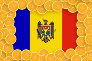 moldavien flagga i färsk citrus- frukt skivor ram foto