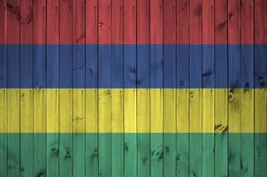 mauritius flagga avbildad i ljus måla färger på gammal trä- vägg. texturerad baner på grov bakgrund foto