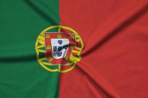 portugal flagga är avbildad på en sporter trasa tyg med många veck. sport team baner foto