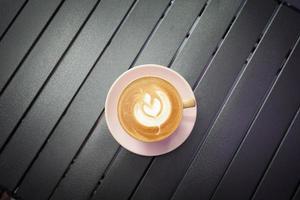 topp se av kaffe kopp med latte konst på tabell i kaffe Kafé. morgon- kaffe. foto
