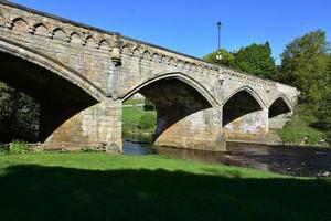fantastisk naturskön bro med flera olika valv i England foto
