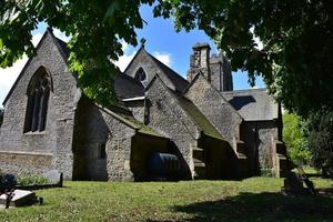 historisk gammal sten kyrka i engelsk landsbygden foto