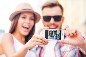 vi är skön Lycklig ung kärleksfull par framställning selfie medan stående utomhus tillsammans foto