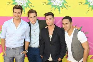 los angeles, mar 23 - stor tid rusa, logan henderson, kendall schmidt, James maslow, carlos pena jr ankommer på nickelodeon s 26: e årlig barn val utmärkelser på de usc galen Centrum på Mars 23, 2013 i los angeles, ca foto