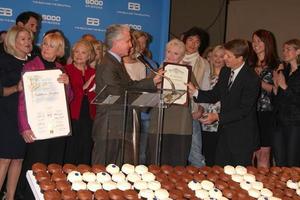 los angeles, feb 7 - kathryn joosten, med djärv och skön kasta, brad klocka på de 6000: e visa firande på de djärv och de skön på cbs tv stad på februari 7, 2011 i los angeles, ca foto