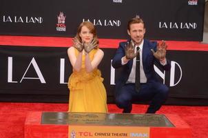 los angeles, dec 7 - emma sten, ryan gosling på de emma sten och ryan gosling hand och fot skriva ut ceremoni på tcl kinesisk teater på december 7, 2016 i los angeles, ca foto