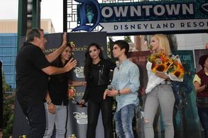 los angeles, okt 17 - Kenny ortega, booboo Stewart, sofia Carson, cameron pojke, duva cameron på de stjärnor av ättlingar personlig utseende på de stadens centrum disney på oktober 17, 2015 i Anaheim, ca foto