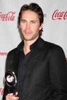 las vegas, apr 26 - Taylor kitsch ankommer på de biograf 2012 talang utmärkelser på kejsare palats på april 26, 2012 i las vegas, nv foto