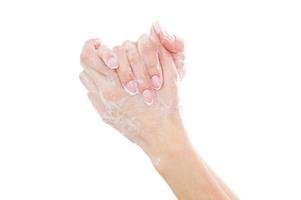 tvättning händer. närbild av kvinna tvättning händer medan isolerat på vit foto