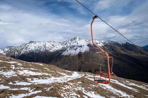 berg landskap med en stol av en enkelsits kabel- bil foto