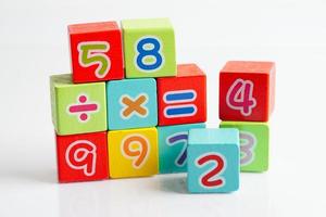 antal träklosskuber för att lära sig matematik, utbildningsmatematikkoncept. foto